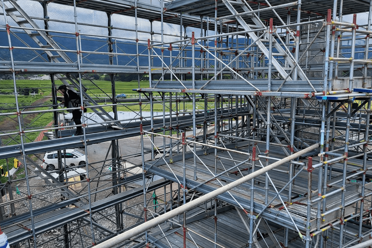 自社足場の施工風景