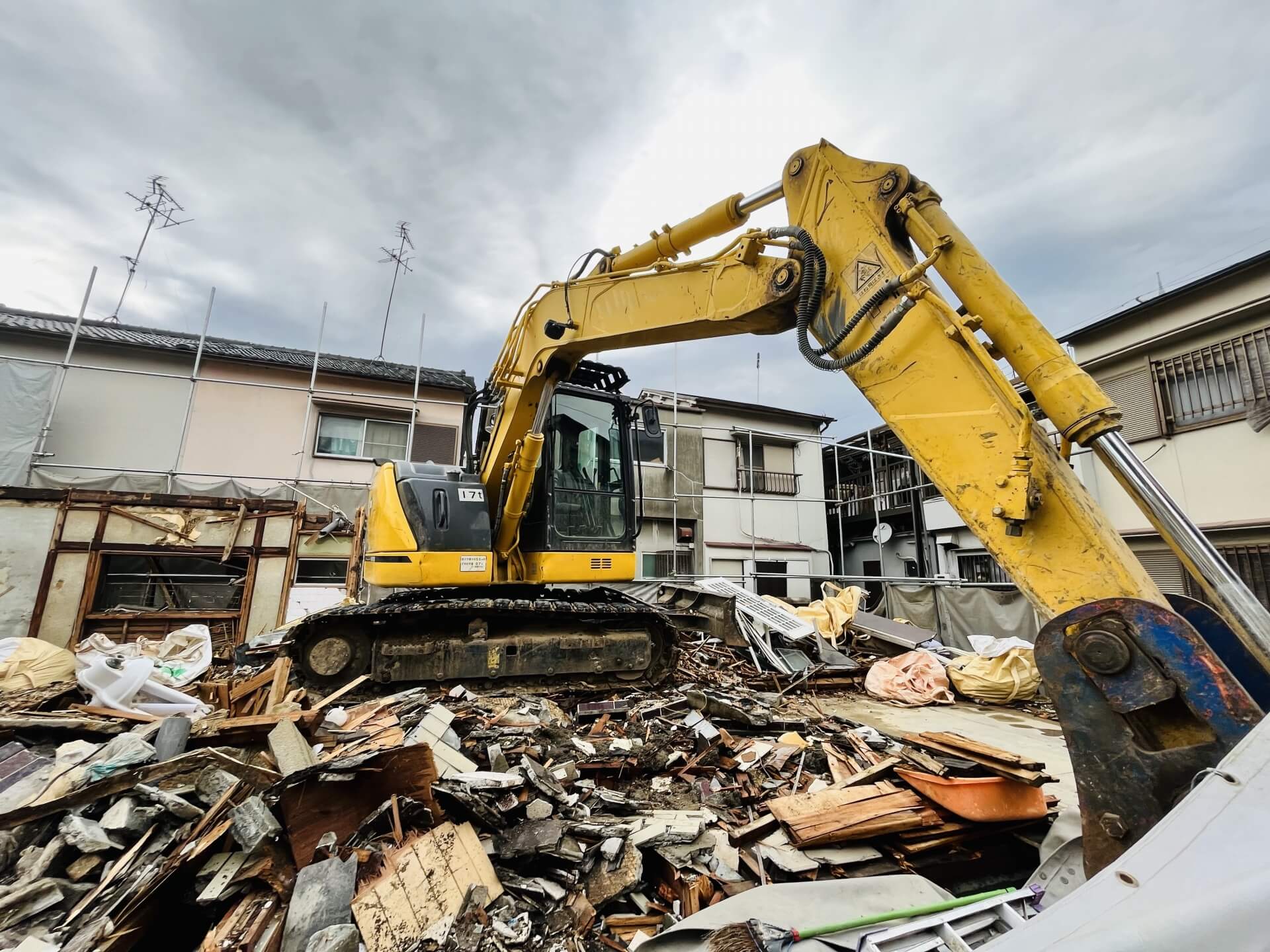 重機で建物を解体する様子