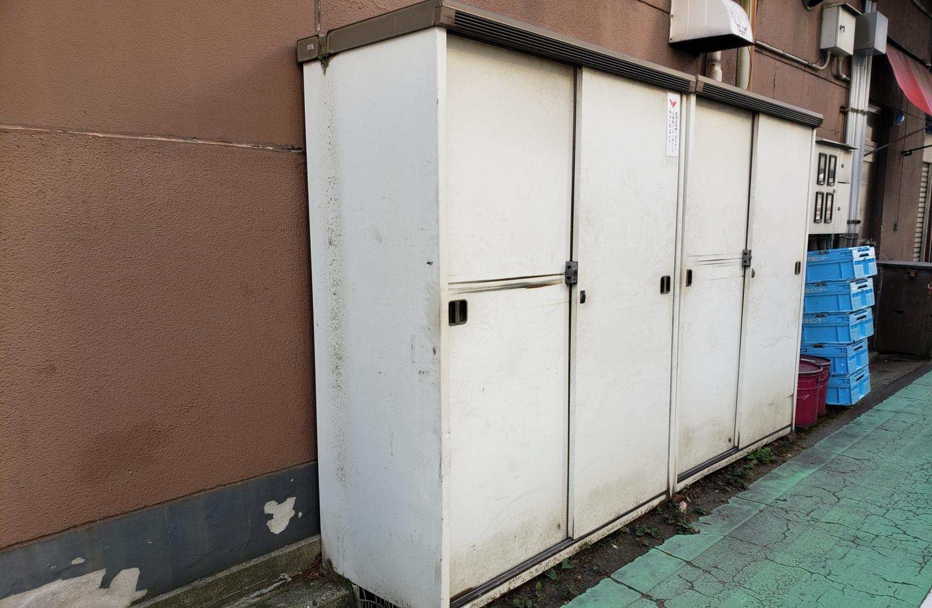 古くなった倉庫写真