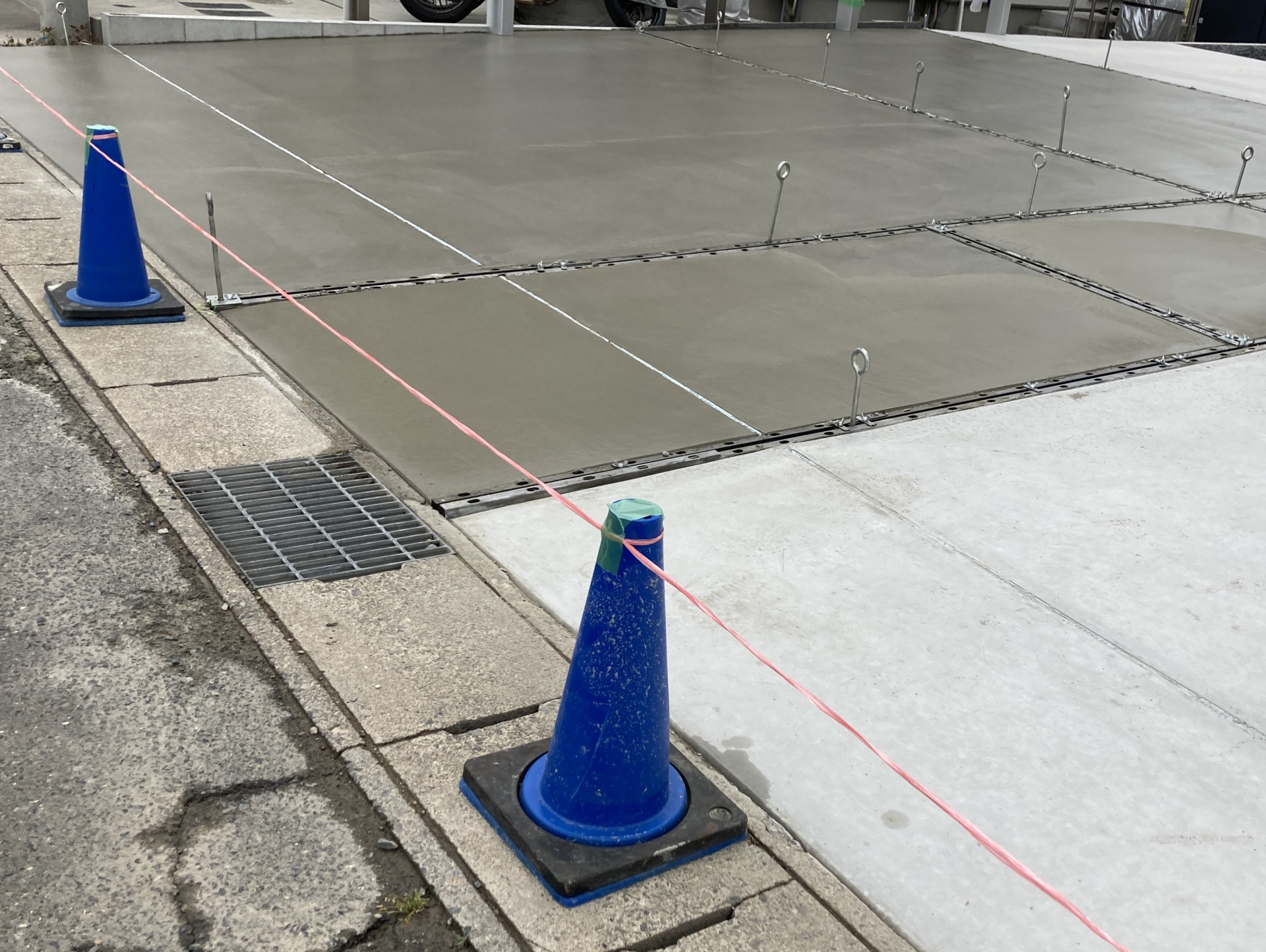 解体後の土地整地と舗装工事のイメージ